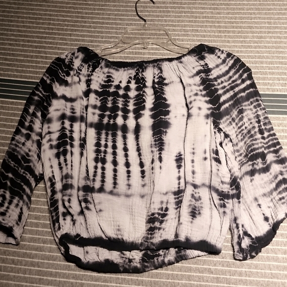 4/$20 Adorable Navy tie die blouse - Picture 2 of 3